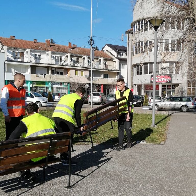 Postavljanje klupa u parku